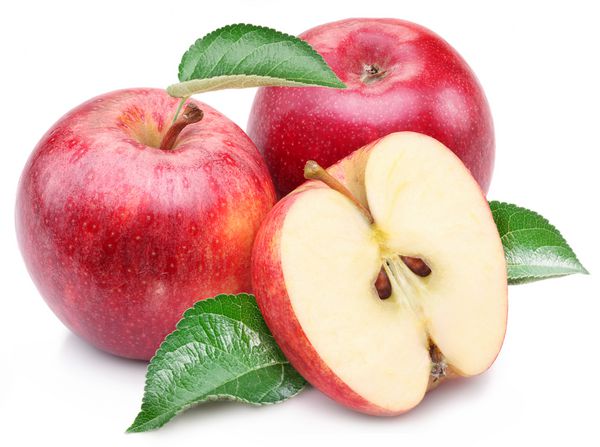 سیب قرمز با برگ و برش در پس زمینه سفید