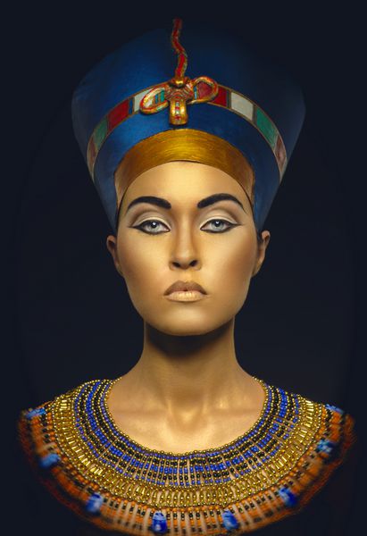 پرتره زن با پوست طلایی به سبک مصری