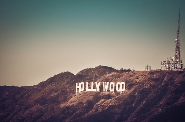 عکس تابلوی هالیوود در لس آنجلس که در غروب خورشید از گریفین پارک کالیفرنیا گرفته شده است