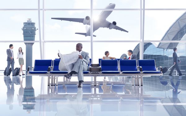 افراد تجاری منتظر در فرودگاه با هواپیمای سه بعدی
