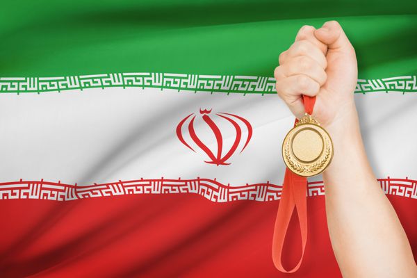ورزشکار با مدال طلا با پرچم روی زمینه - جمهوری اسلامی ایران