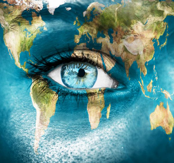 سیاره زمین و چشم آبی انسان - عناصر این تصویر توسط ناسا ارائه شده است