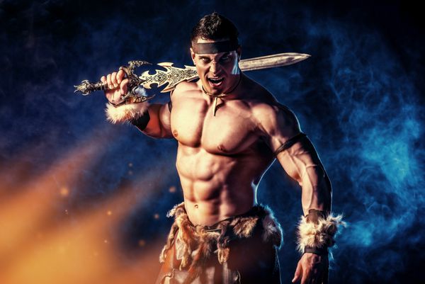 پرتره یک جنگجوی باستانی و خوش تیپ عضلانی با شمشیر