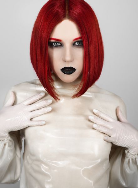 زنی با موهای قرمز در بلوز لاتکس
