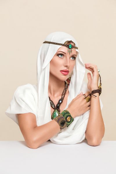 پرتره زن جوان زیبا به سبک مد عربی