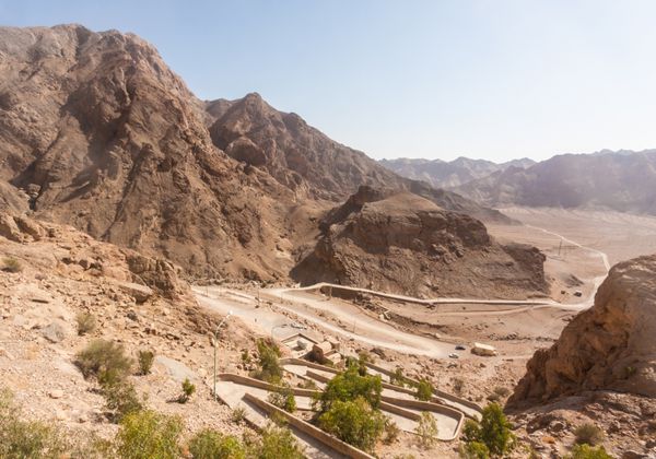 منظره خشک و ناهموار در کویر نزدیک یزد در ایران