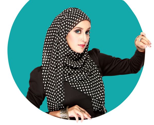 پرتره مد زن جوان مسلمان زیبا با شال گردن مشکی