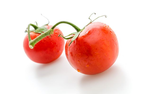 گوجه فرنگی جدا شده روی سفید