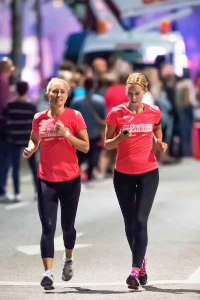استکهلم - 16 اوت دو دونده زن در یکی از گروه های متعدد رویداد Midnight Run Midnattsloppet 16 اوت 2014 در استکهلم سوئد