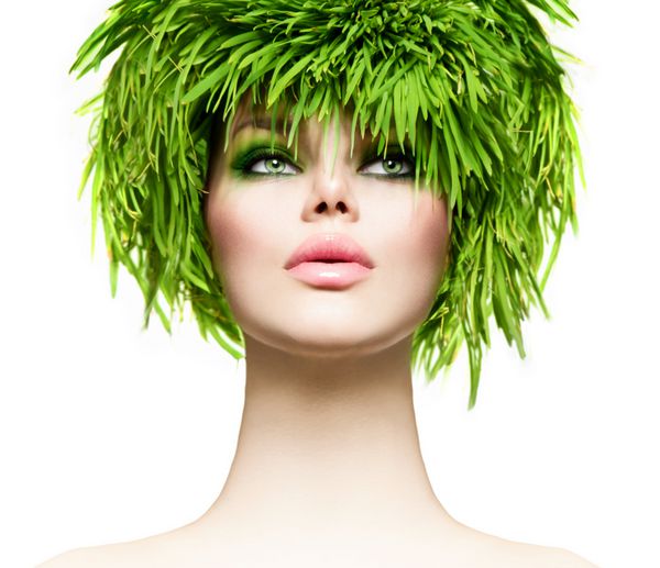زن زیبایی با موهای چمن سبز تازه پرتره دختر مدل طبیعت