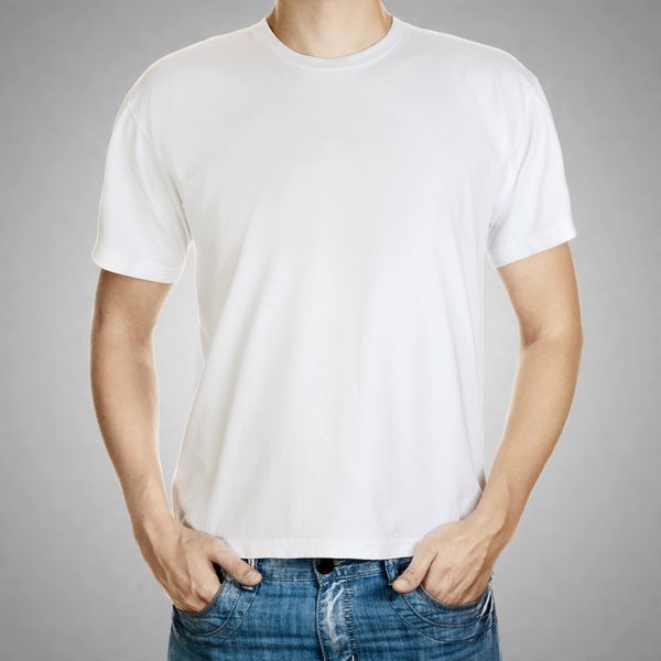 تی شرت سفید روی یک الگوی مرد جوان در پس زمینه خاکستری