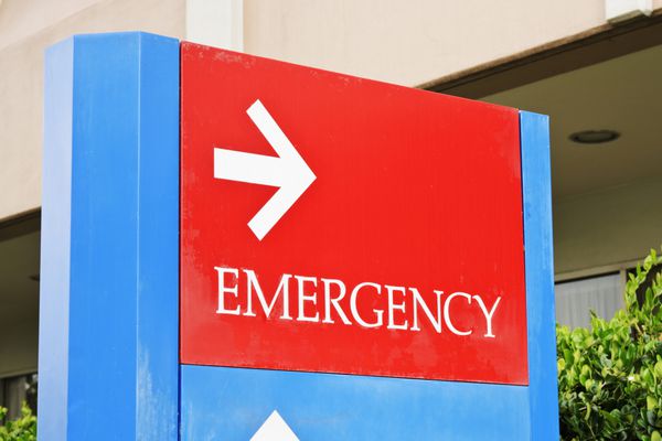 در نقاط بیمارستان به سمت ورودی اورژانس علامت بزنید