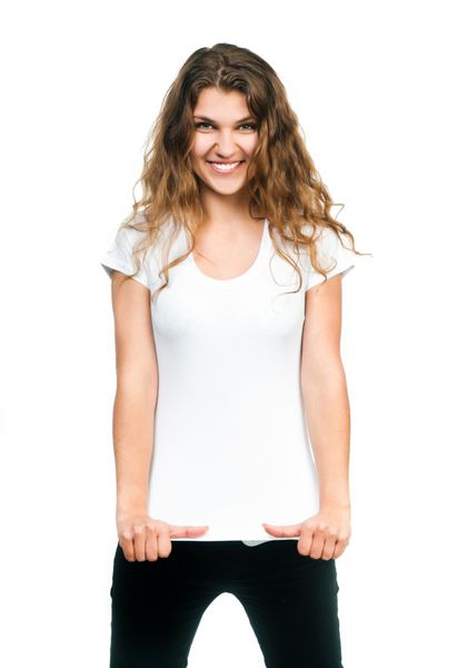 زنان زیبای جوان با تی شرت های سفید خالی عکس گرفته اند آماده برای طراحی شما