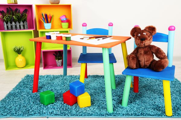 میز و صندلی های کوچک و رنگارنگ برای بچه های کوچک