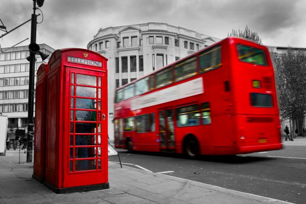 لندن انگلستان باجه تلفن قرمز و اتوبوس قرمز در حرکت آیکون های انگلیسی