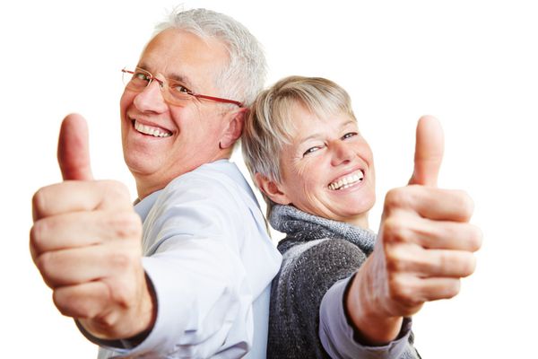 زوج مسن شادی که شست خود را بالا گرفته اند
