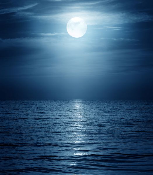 انعکاس ماه در دریا