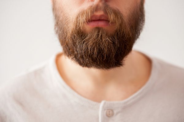 مرد ریش دار تصویر بریده شده از نمای نزدیک از صورت مردانه ریشو جدا شده روی خاکستری