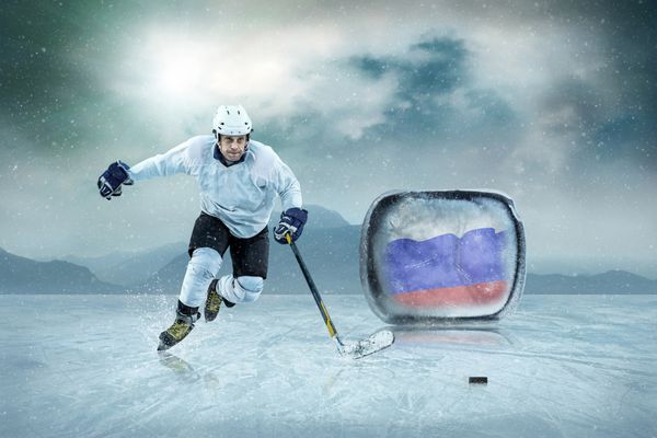 بازیکن هاکی روی یخ روی یخ در فضای باز