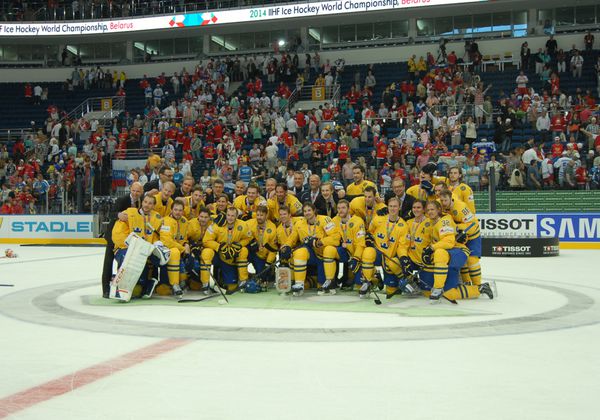 مینسک بلاروس - 25 مه تیم سوئد پس از مسابقه قهرمانی جهانی هاکی روی یخ 2014 IIHF در مینسک آرنا برنز را جشن گرفت