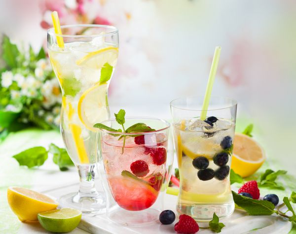 انواع مختلف لیموناد با انواع توت ها و میوه ها