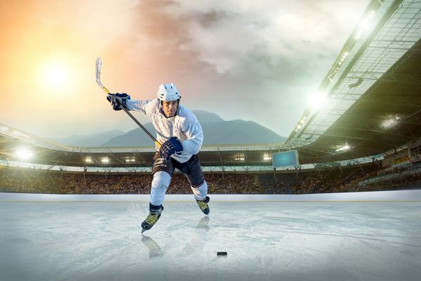 بازیکن هاکی روی یخ استادیوم باز - بازی کلاسیک زمستانی