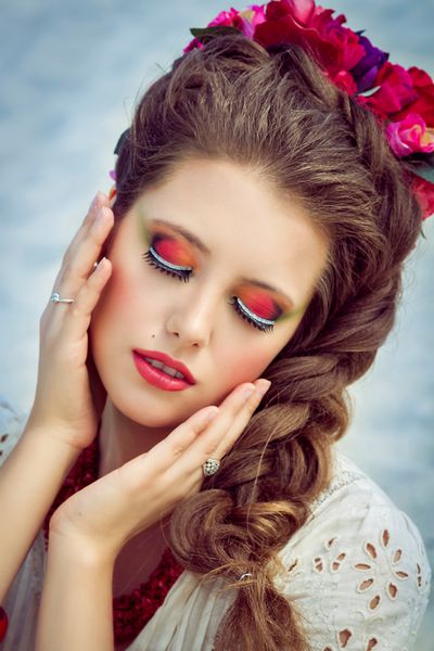 پرتره زیبایی از دختر اوکراینی با لب های قرمز و گردنبند