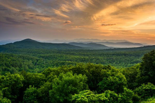 کوه‌های آپالاچی در غروب خورشید از بلو ریج پارک وی در کارولینای شمالی دیده می‌شوند
