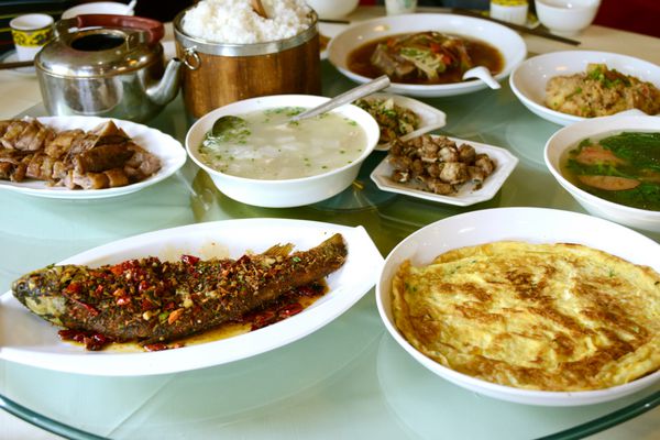 مجموعه ای از غذاهای چینی روی میز در رستوران چین