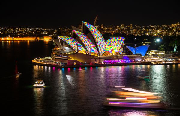 سیدنی - 31 مه 2014 خانه اپرای سیدنی در جریان Vivid Sydney جشنواره ای از نور ایده های موسیقی در سیدنی استرالیا نمایش داده شد