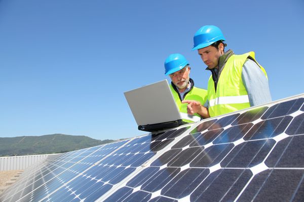 مهندسین در حال بررسی تنظیمات پنل خورشیدی