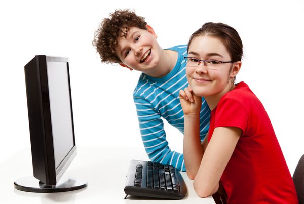 کودکان با استفاده از کامپیوتر جدا شده در پس زمینه سفید