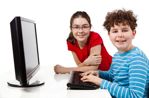 کودکان با استفاده از کامپیوتر جدا شده در پس زمینه سفید