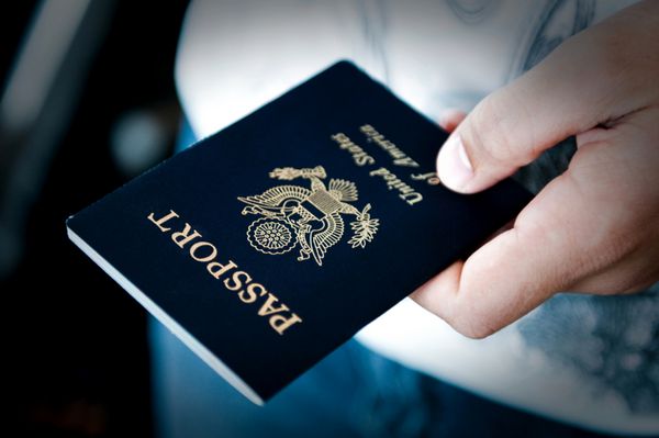 پاسپورت در دست