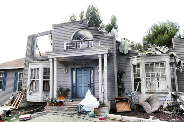 خانه ای که در اثر فاجعه آسیب دیده است