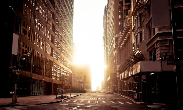 خیابان کاملاً خالی در نیویورک صبح زود