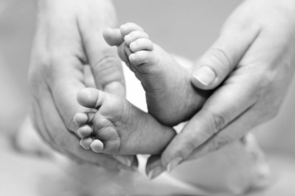 لمس ملایم مادر - پاهای بچه ناز