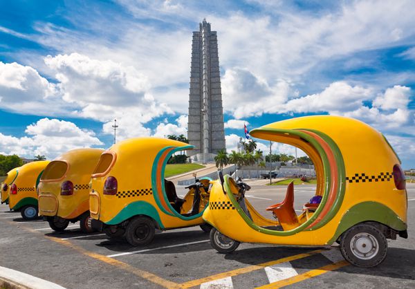 تاکسی های معمولی نارگیلی شکل کوبایی در هاوانا