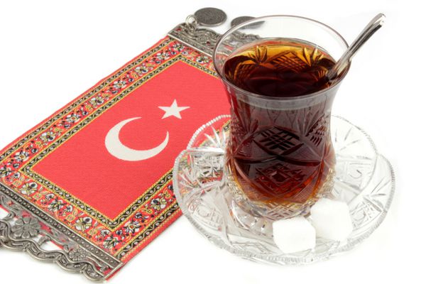چای ترک با لیوان چای کریستال سنتی و پرچم ترکیه