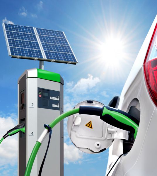 E-Car و Solartankstelle mit Solarpanel