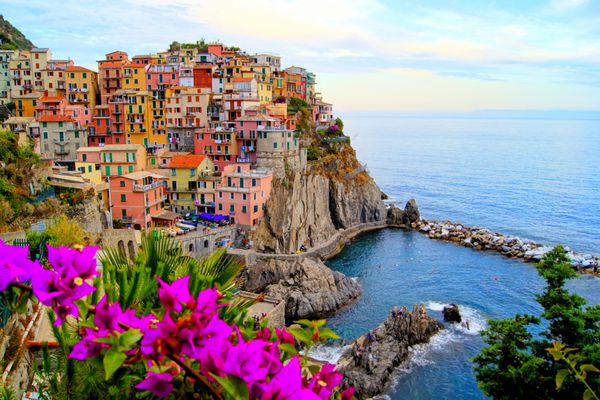 ساحل Cinque Terre ایتالیا با گل