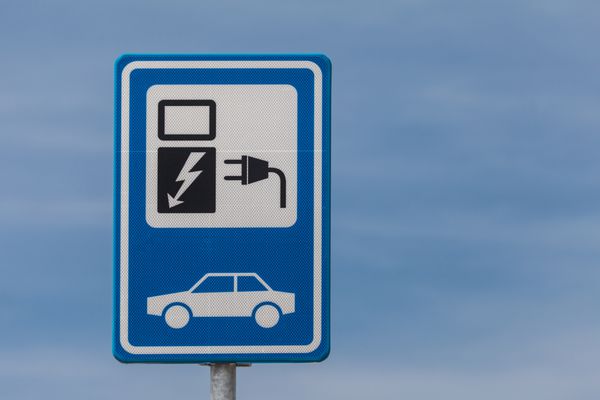 علامت هلندی برای شارژ خودروی برقی