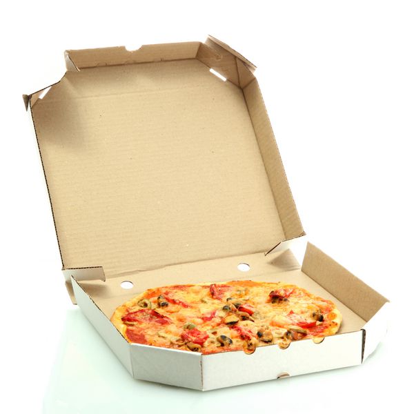 پیتزای خوشمزه در جعبه ایزوله شده روی سفید
