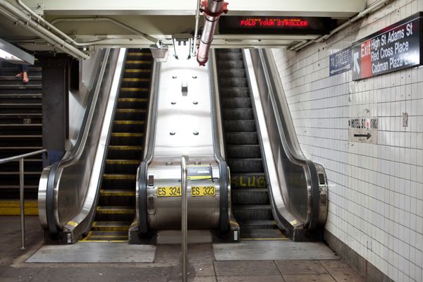 نمای داخلی با پله برقی ایستگاه مترو در نیویورک