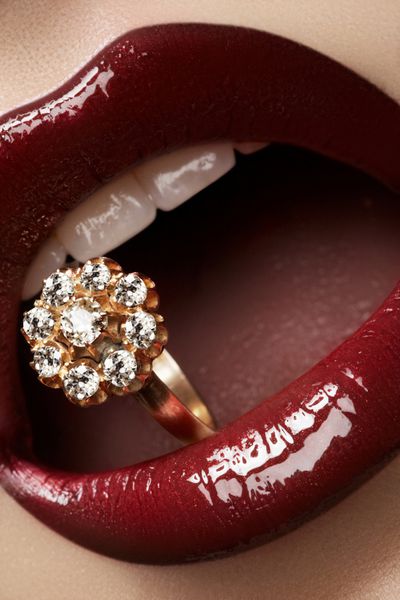 آرایش گیلاسی لب ماکرو با حلقه الماس طلای عروسی