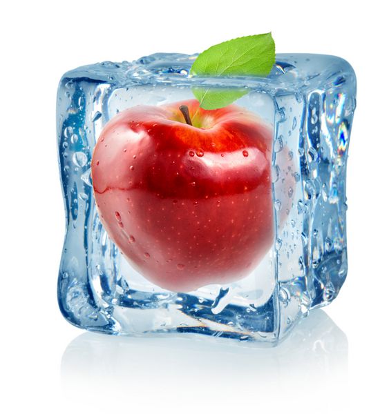 تکه یخ و سیب قرمز