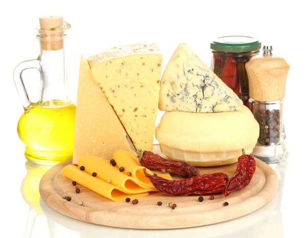 انواع پنیر جدا شده روی سفید