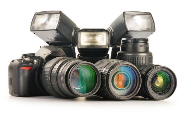تجهیزات عکاسی شامل لنزهای زوم دوربین و چراغ های فلاش