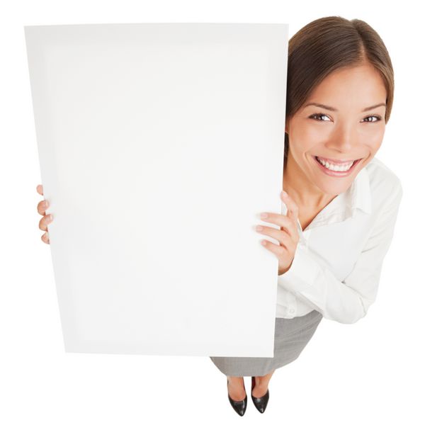 زن در حال نشان دادن پوستر تابلوی سفید