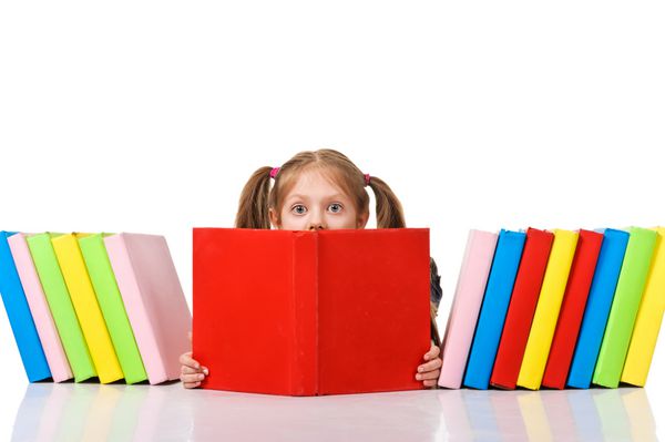 دختر کوچکی که از روی انبوه کتاب ها نگاه می کند جدا شده